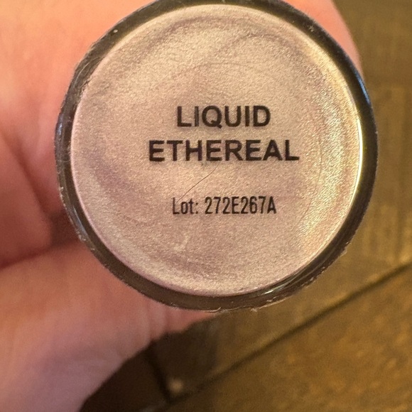 Revolution Ethereal Liquid Highlighter in Shimmer - Picture 2 of 2